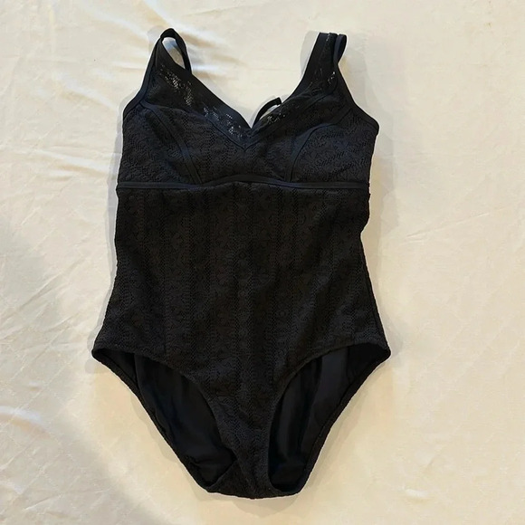 Becca Colorplay Black Crochet One-Piece Swimsuit beautiful suit plus size 2X EUC - Picture 1 of 6